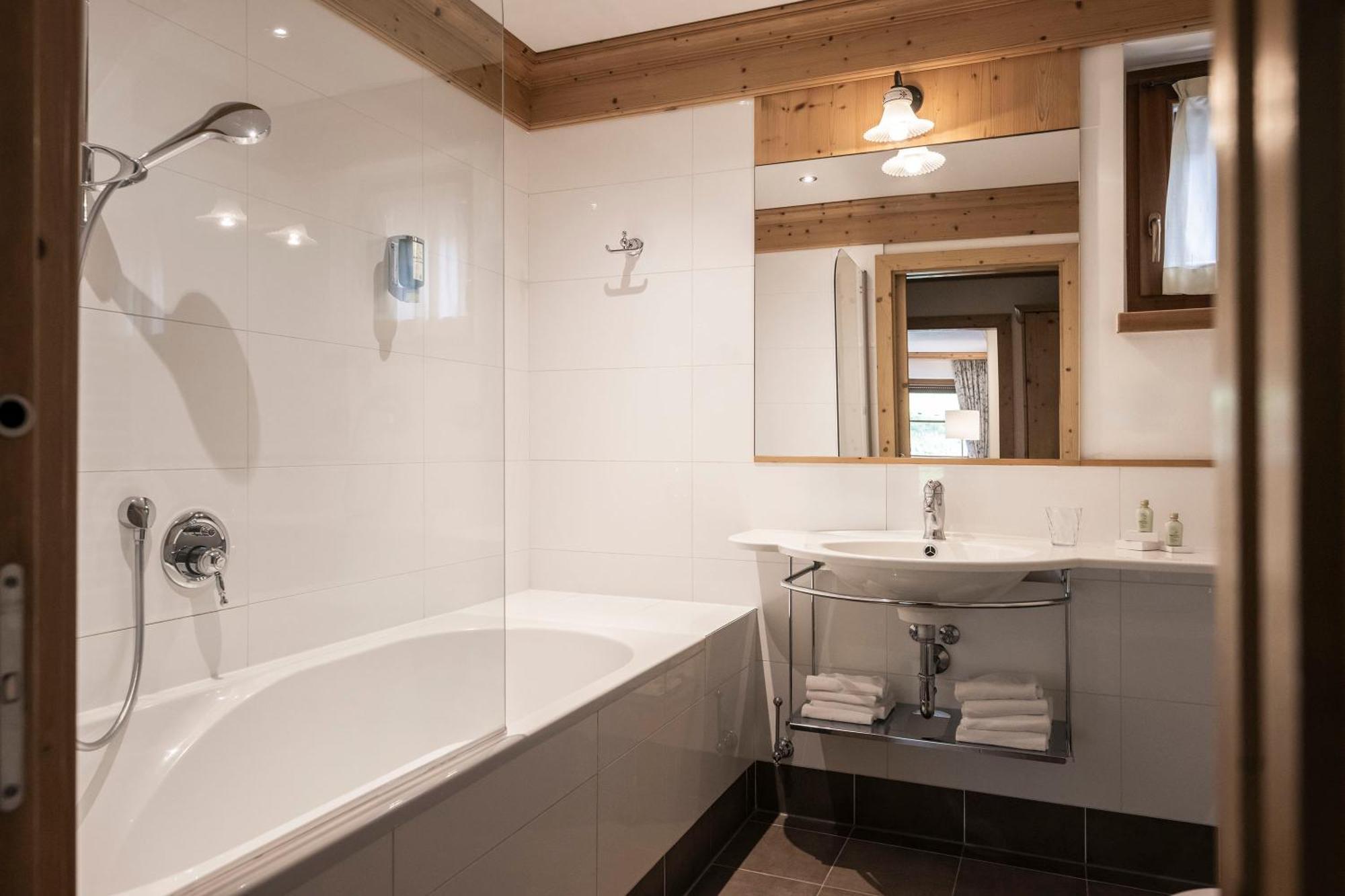 Post Alpina - Family Mountain Chalets San Candido Dış mekan fotoğraf